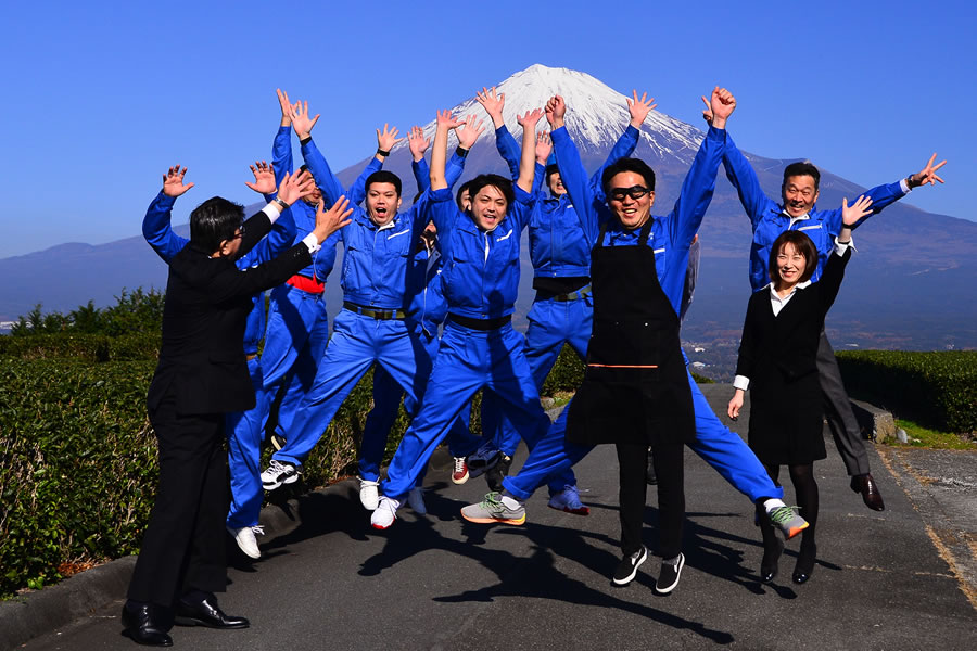 富士山の前で皆でジャンプ